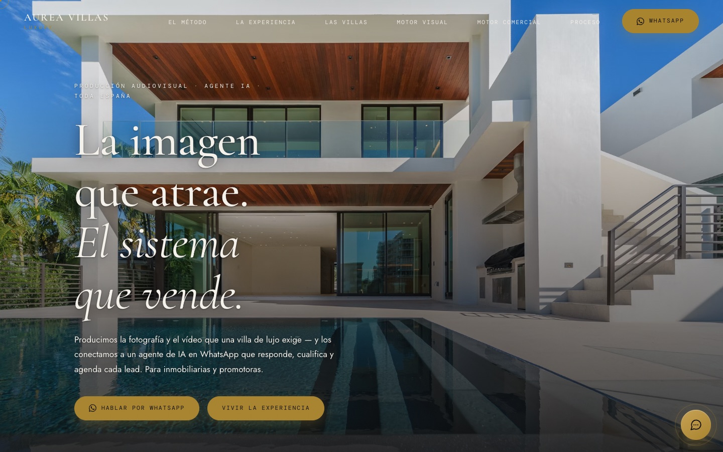 Portada de Aurea Villas Luxury en un ordenador: titular La imagen que atrae, el sistema que vende, sobre una villa con piscina.
