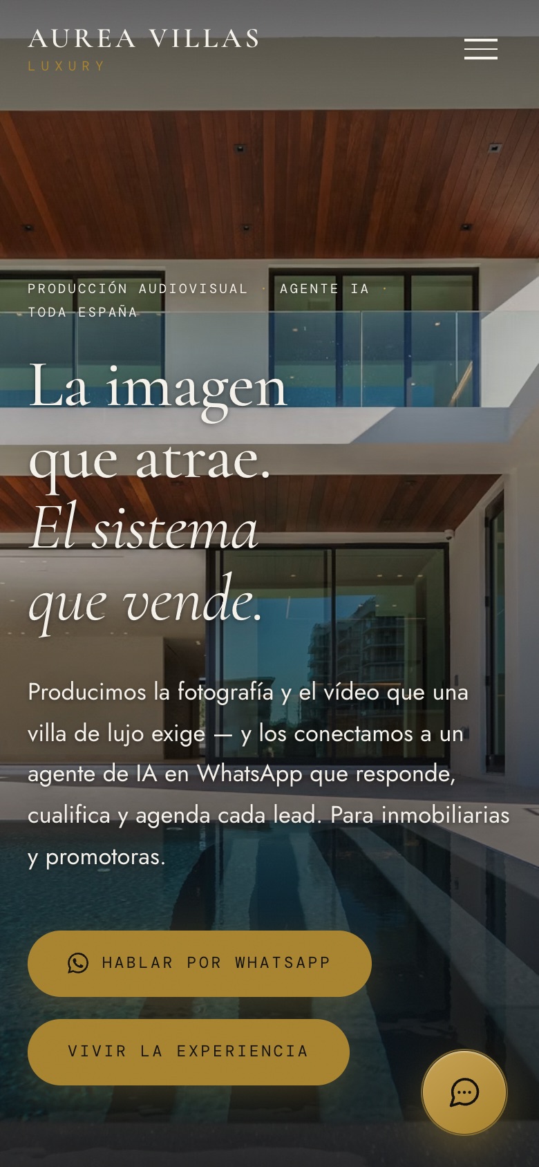Portada de Aurea Villas Luxury en un teléfono a 390 píxeles: el titular en serif y los dos botones dorados.